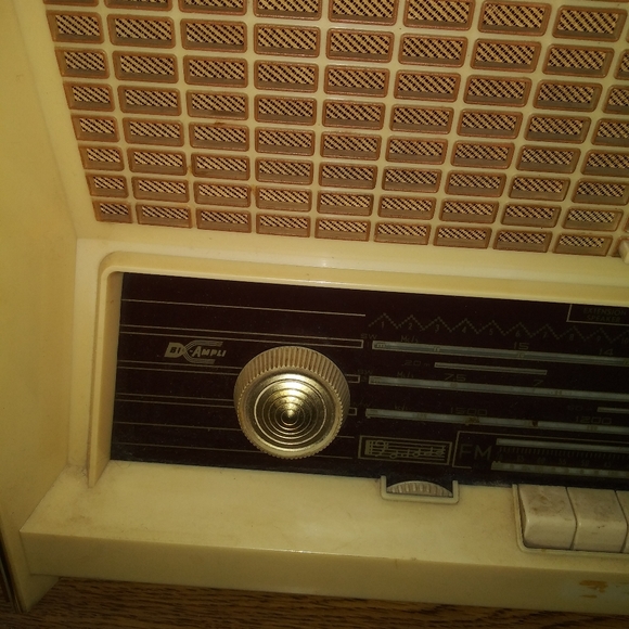 Antique Tube Table Radio - Picture 9 of 10